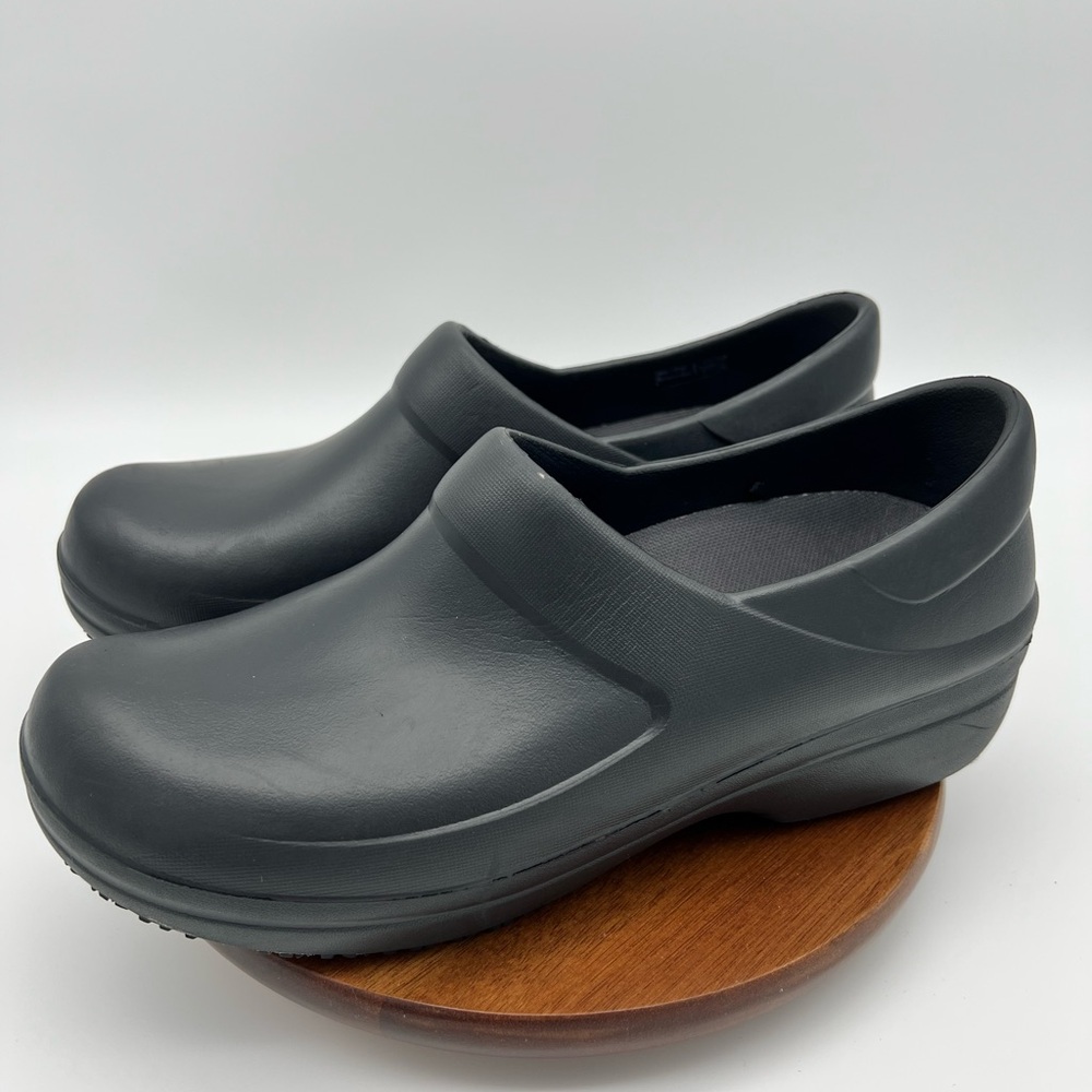 Crocs Adult On The Clock Clogs Slip On Slip Resistant Work Shoes Women’s Sz. 9 - Picture 3 of 7